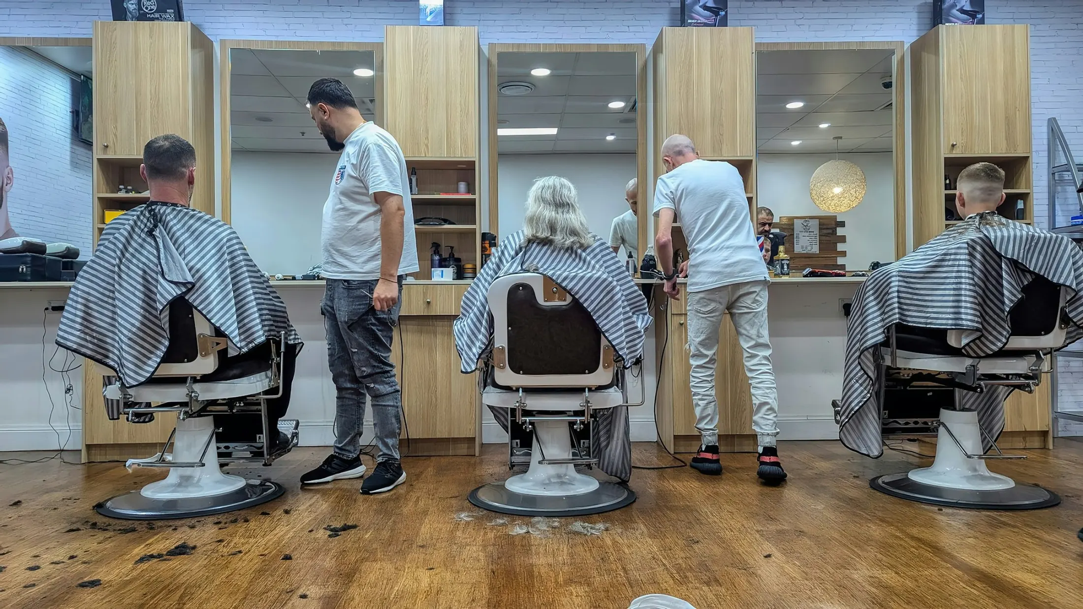 Светлая стойка ресепшена в салоне